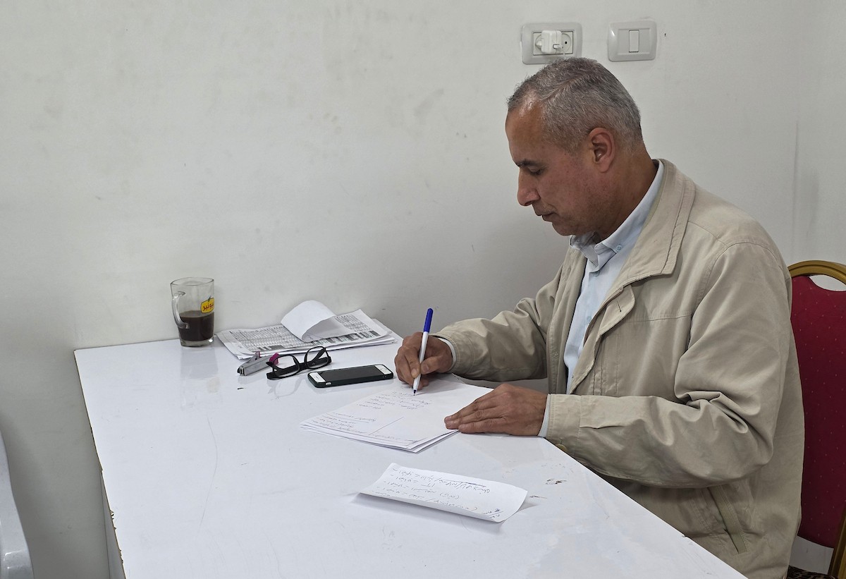 مرضى يتوافدون إلى مجمع ناصر الطبي بخان يونس، جنوب قطاع غزة، للحصول على تحويلات طبية لاستكمال علاجهم خارج القطاع، 1 فبراير/شباط 2026. تصوير: طارق محمد