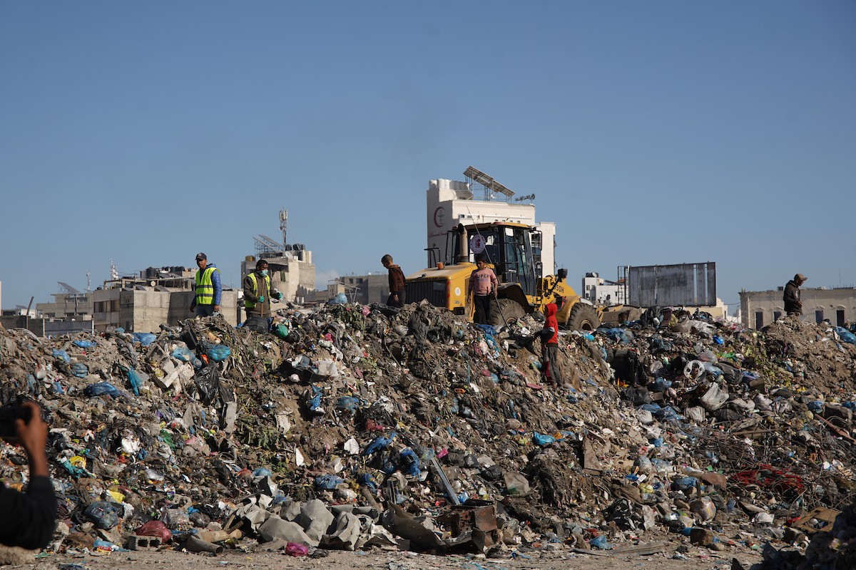 برنامج الأمم المتحدة الإنمائي يطلق عمليات تنظيف في أحد أكبر مواقع النفايات بمدينة غزة، والذي يُشكّل خطراً جسيماً على الصحة العامة، في منطقة سوق فراس على طول شارع عمر المختار ، 11 فبراير/شباط 2026. (صورة: عمر أشتوي)