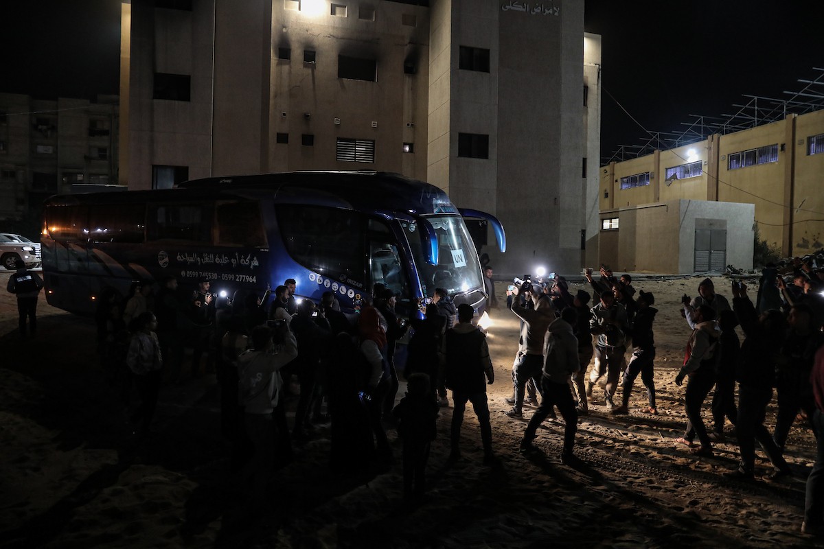 فلسطينيون قادمون من معبر رفح يصلون، في حافلة تحمل شعار الأمم المتحدة، إلى مستشفى ناصر في خان يونس جنوب قطاع غزة، في 2 فبراير/شباط 2026. صورة: عمر أشتوي