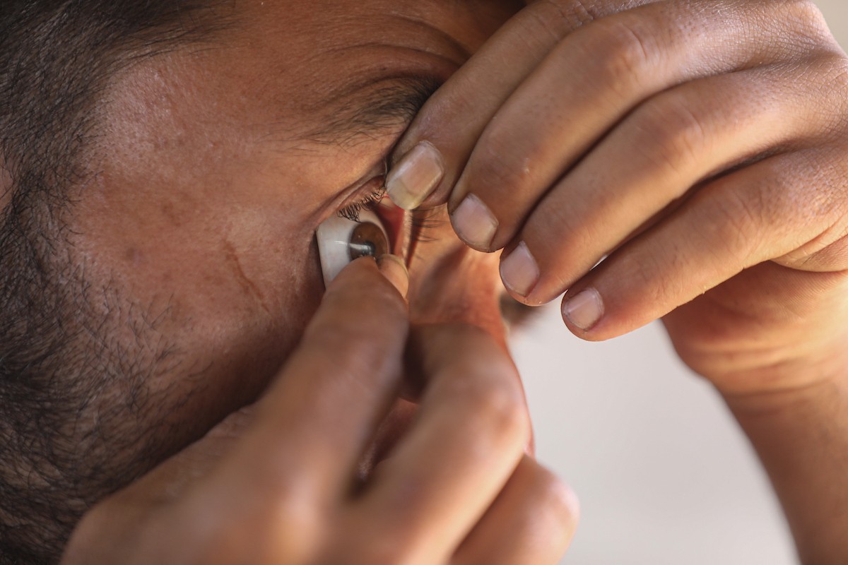 الفلسطيني لؤي أسامة صبح، 27 عامًا، أصيب بإعاقات دائمة وفقد بصره تمامًا جراء هجمات إسرائيلية، يكافح من أجل مواصلة حياته اليومية داخل خيمته في مدينة غزة في 11 فبراير/شباط 2026. صورة: عمر أشتوي