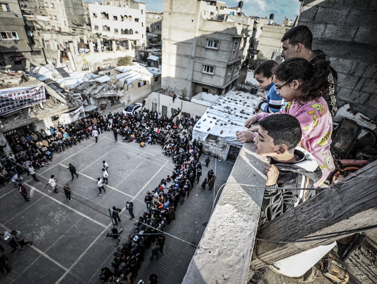 يشارك شبان وأطفال فلسطينيون في مباريات كرة الطائرة ضمن ما يُسمى 
