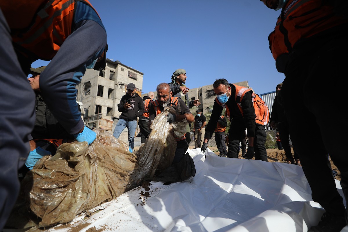 استخراج جثث عشرات الفلسطينيين الذين فقدوا أرواحهم خلال الهجمات الإسرائيلية ودُفنوا مؤقتًا في منطقة النفق بمدينة غزة، تمهيدًا لنقلها إلى المقابر الرسمية، 1 فبراير/شباط 2026. (صورة: عمر أشتوي)