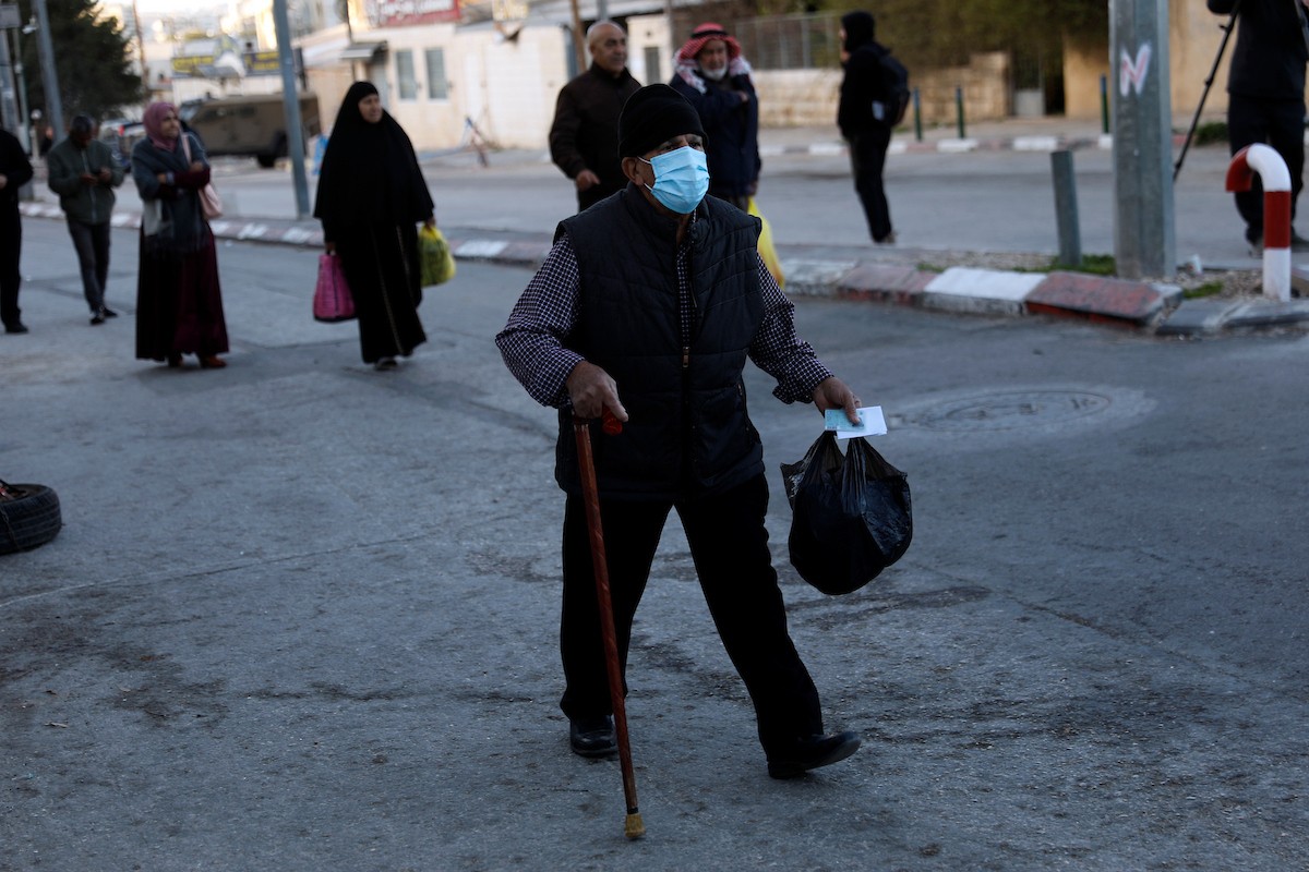 توافد المصلون بكثافة إلى نقطة تفتيش في بيت لحم، متجهين إلى المسجد الأقصى في القدس لأداء صلاتي الجمعة والتراويح، 20 فبراير/شباط 2026. صورة: مأمون وزواز