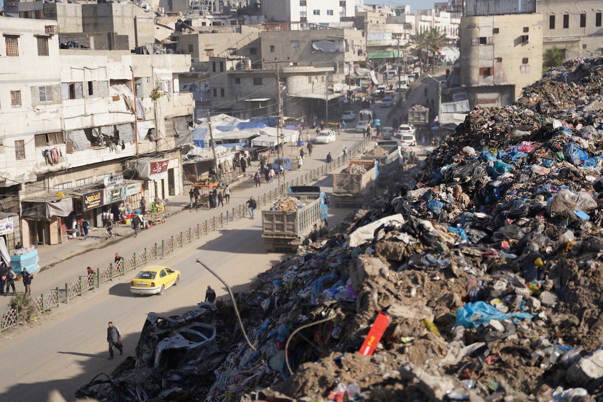 برنامج الأمم المتحدة الإنمائي يطلق عمليات تنظيف في أحد أكبر مواقع النفايات بمدينة غزة، والذي يُشكّل خطراً جسيماً على الصحة العامة، في منطقة سوق فراس على طول شارع عمر المختار ، 11 فبراير/شباط 2026. (صورة: عمر أشتوي)