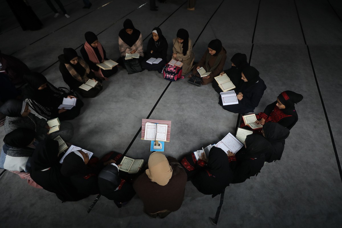 أطفال فلسطينيون يتلون ويحفظون القرآن الكريم داخل الجامع العمري الكبير في مدينة غزة خلال شهر رمضان. وقد تضرر الجامع العمري القديم بشدة جراء الهجمات الإسرائيلية خلال حرب غزة في 26 فبراير/شباط 2026. صورة: عمر أشتوي