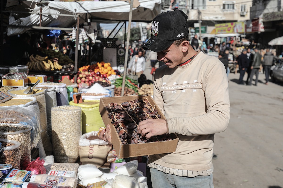 توافد الفلسطينيون بأعداد غفيرة على السوق الشعبي في دير البلح، وسط قطاع غزة، في الأيام التي تسبق شهر رمضان، 12 فبراير/شباط 2026. تصوير: معز صالحي