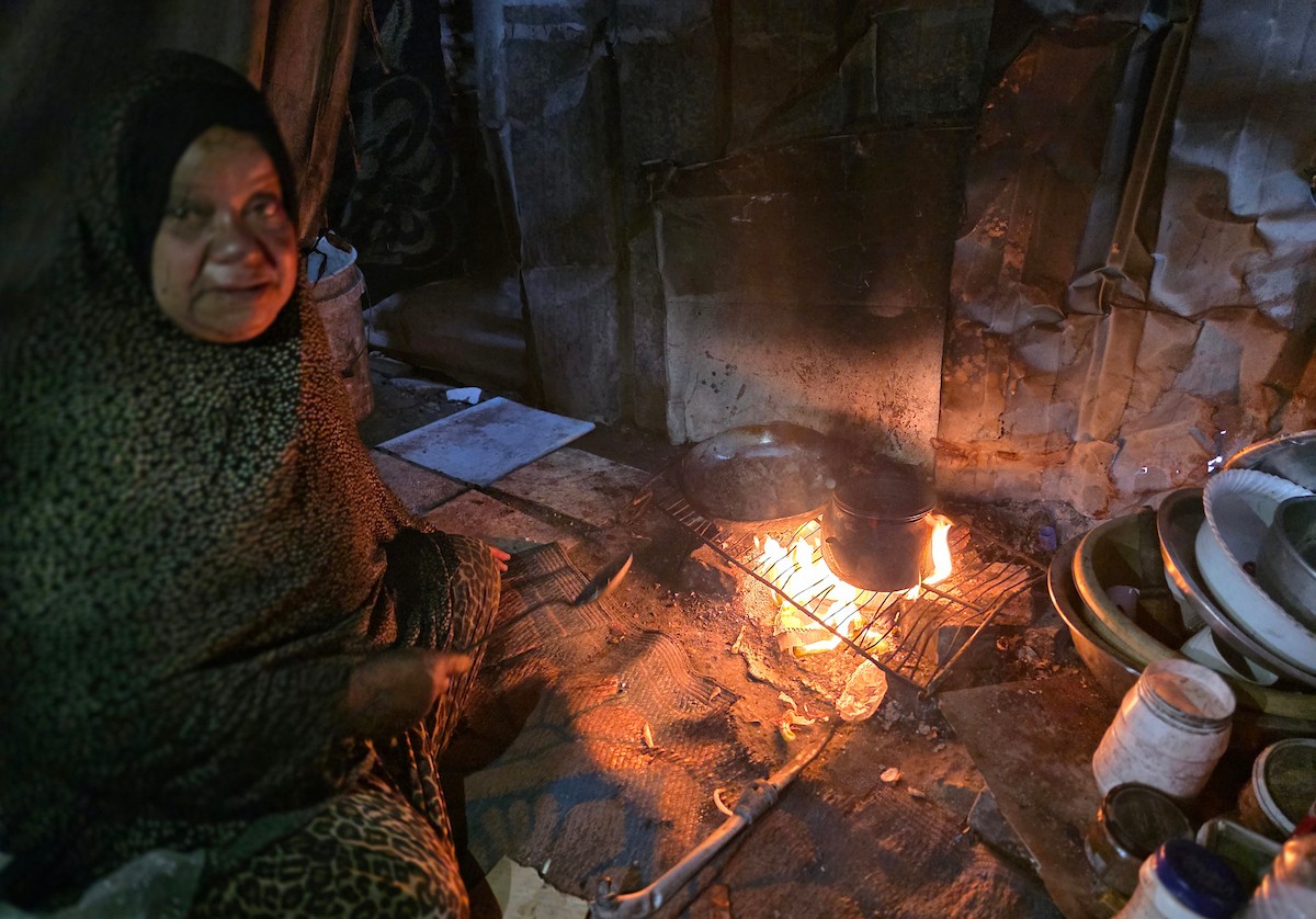 عائلات فلسطينية تُفطر في أول أيام شهر رمضان وسط ظروف معيشية قاسية وخطر دائم قرب ما يُسمى بـ