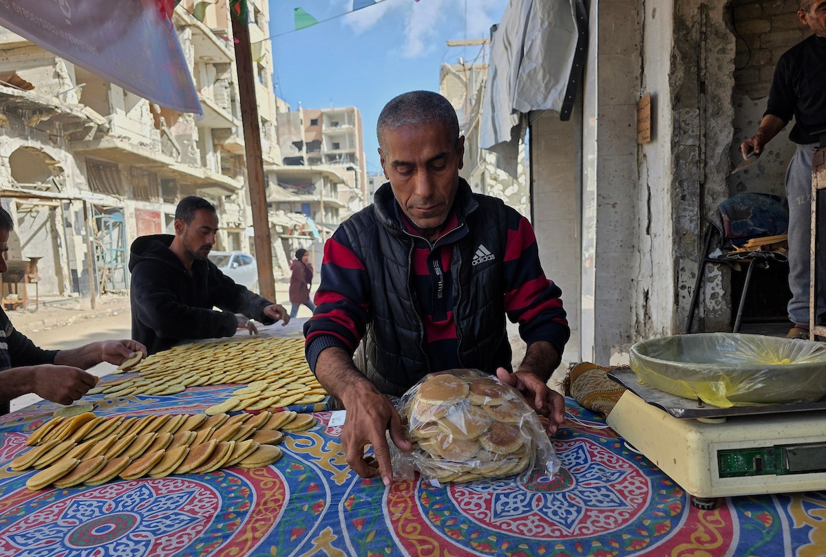 سليم البيوك ُيعدّ معجنات القطايف التقليدية باستخدام أساليب بدائية تعتمد على الحطب والنارمُواصلاً إحياء تقاليد شهر رمضان منذ أكثر من 20 عاماً، في سوق كراج رفح في خان يونس، جنوب قطاع غزة، في 12 فبراير/شباط 2026.تصوير: طارق محمد