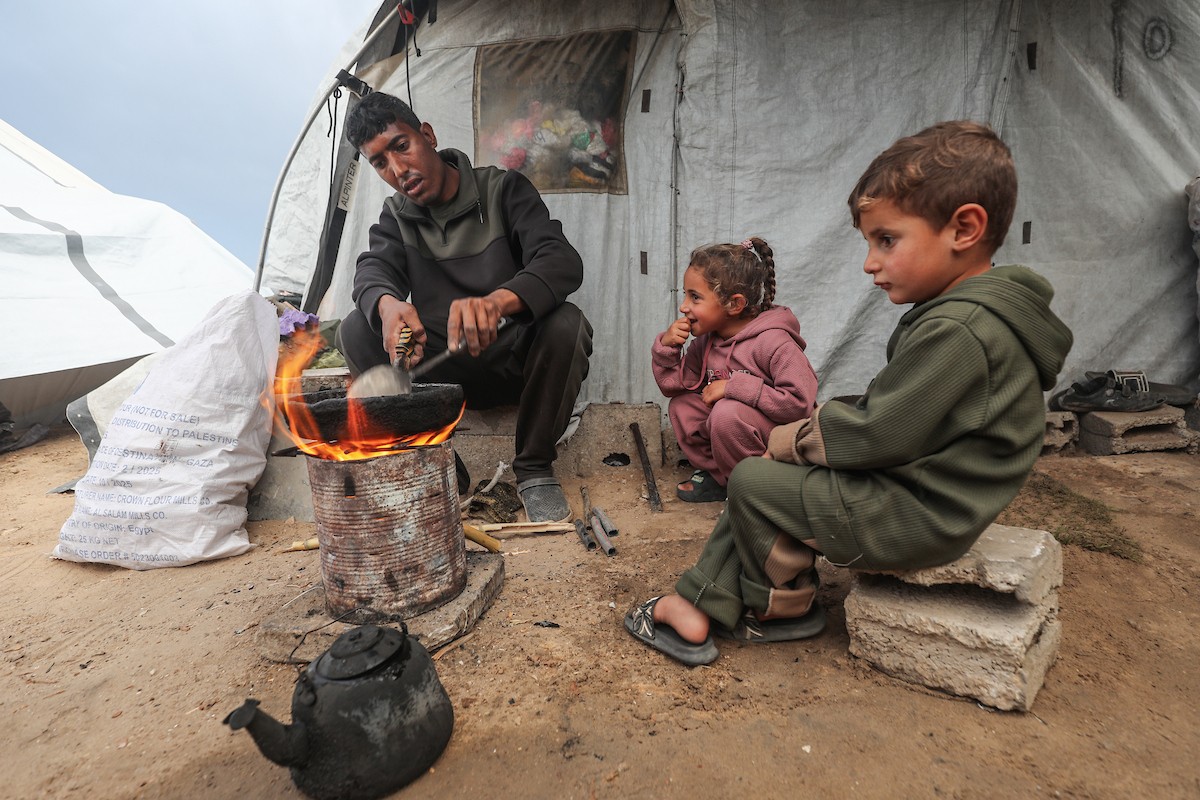 يعيش الفلسطينيون النازحون، وسط الأنقاض في خيام مؤقتة نُصبت في مخيم النصيرات للاجئين وسط قطاع غزة، في ظروف معيشية مزرية ونقص حاد في الاحتياجات الأساسية. ١ فبراير ٢٠٢٦. صورة: معز صالحي