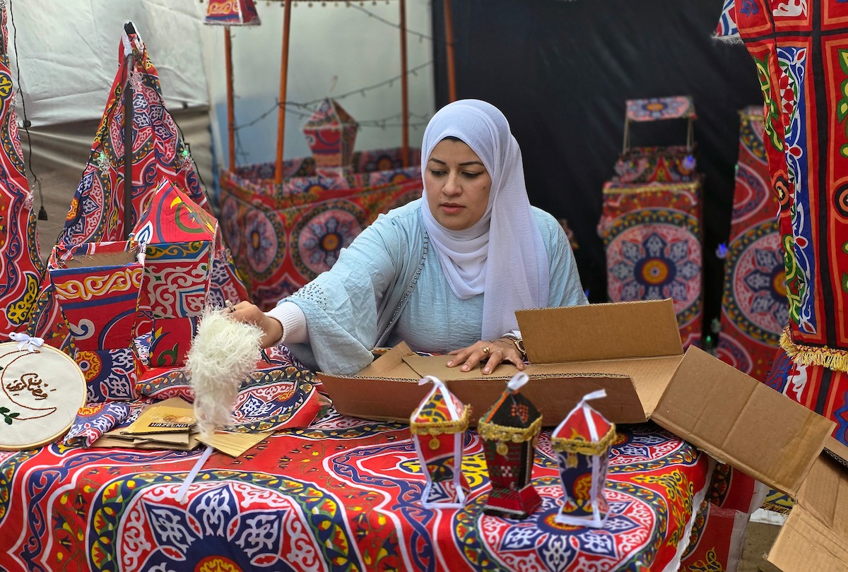 الفلسطينية ريهان شراب تصنع فوانيس رمضان من بقايا صناديق المساعدات في خان يونس جنوب قطاع غزة  8 فبراير/شباط 2026. (صورة: طارق محمد)