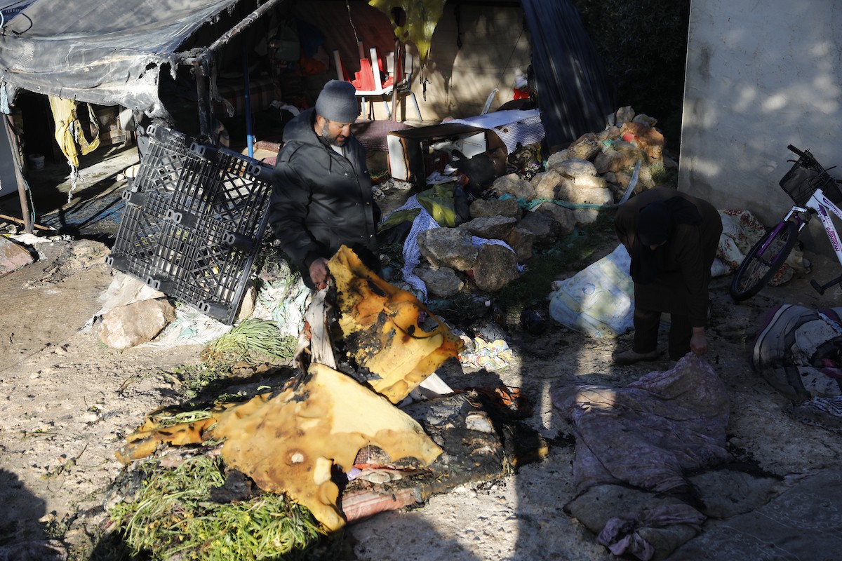 يتفقد فلسطينيون الأضرار التي لحقت بمنازلهم وممتلكاتهم في مستوطنة سوسيا، جنوب الخليل، عقب هجمات شنها مستوطنون يهود الليلة الماضية. الخليل، الضفة الغربية، 25 فبراير/شباط 2026. تصوير: مأمون وزواز