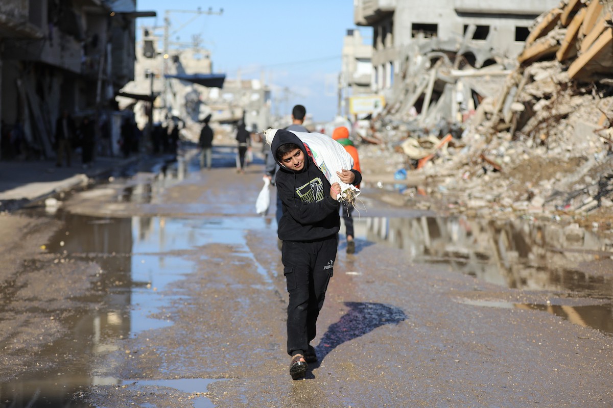يُكافح الفلسطينيون النازحون في مخيم النصيرات للاجئين من أجل البقاء في ظل ظروف معيشية قاسية ونقص حاد في الاحتياجات الأساسية، ويواجهون تحديات يومية في الحصول على المأوى والغذاء والرعاية الصحية. النصيرات، وسط قطاع غزة، 27 فبراير/شباط 2026. صورة: رمزي أبو عامر