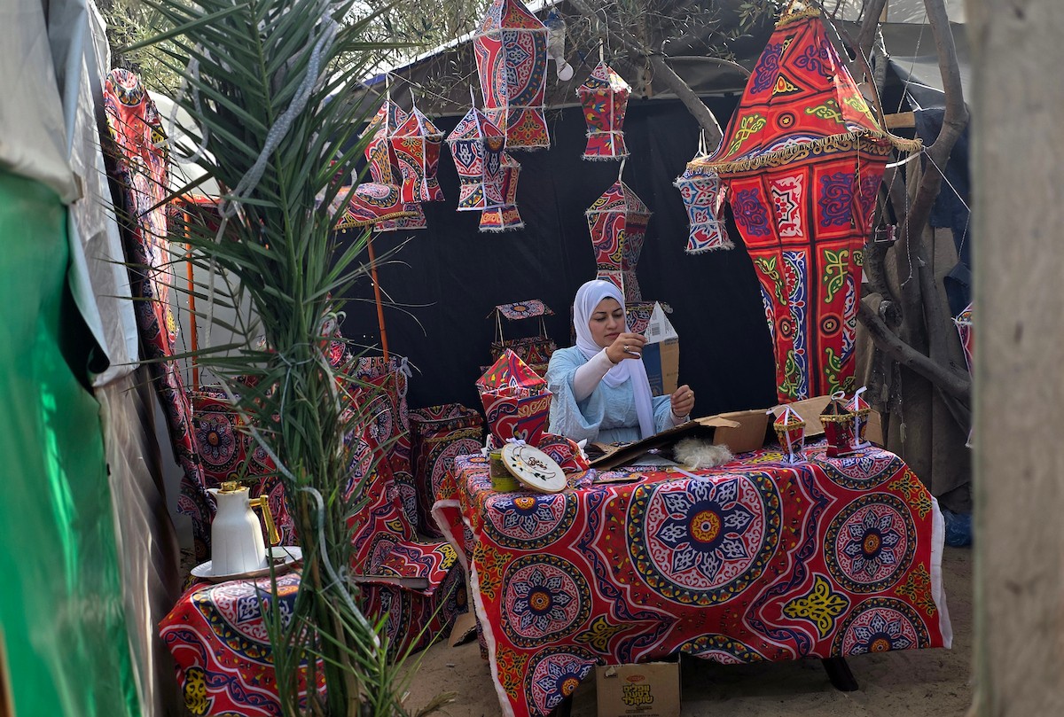 الفلسطينية ريهان شراب تصنع فوانيس رمضان من بقايا صناديق المساعدات في خان يونس جنوب قطاع غزة  8 فبراير/شباط 2026. (صورة: طارق محمد)