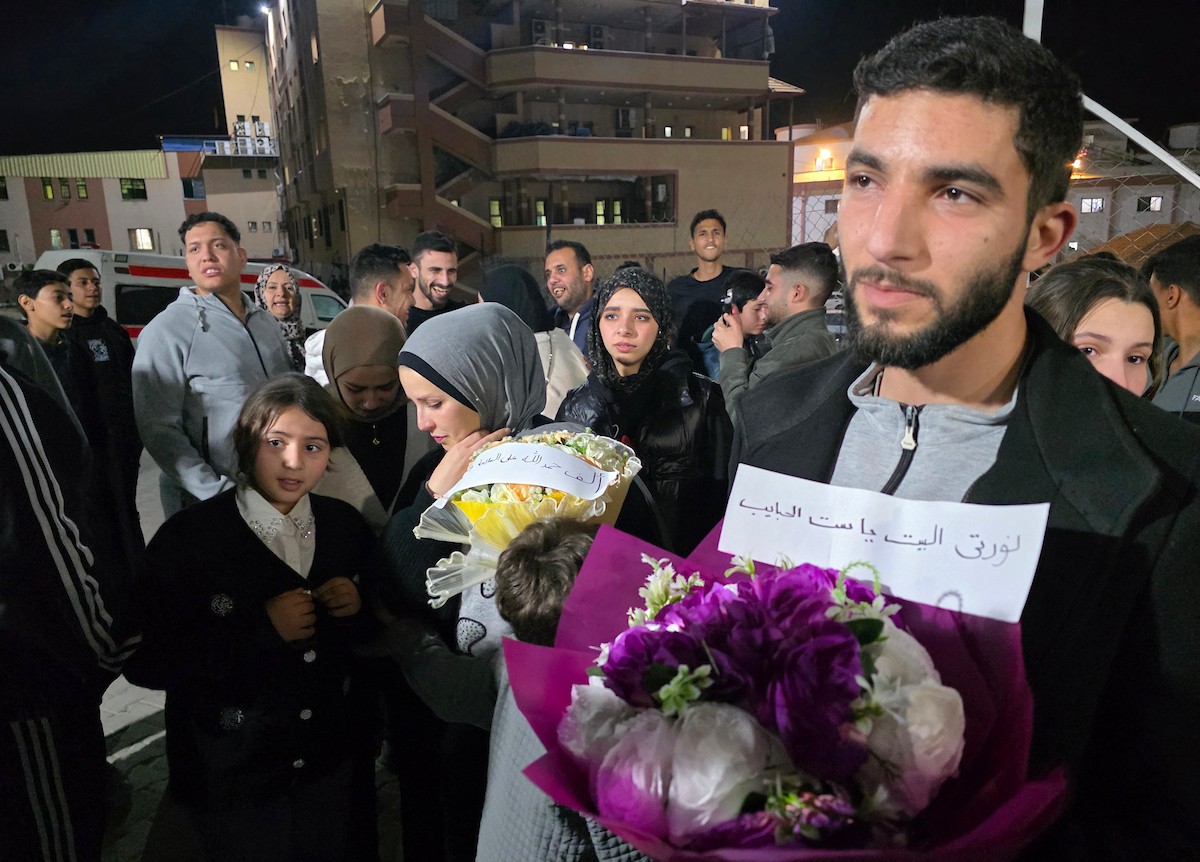 فلسطينيون قادمون من مصر عبر معبر رفح يصلون إلى مستشفى ناصر في خان يونس، قطاع غزة، في 21 فبراير/شباط 2026. صورة: طارق محمد/(APA Images)