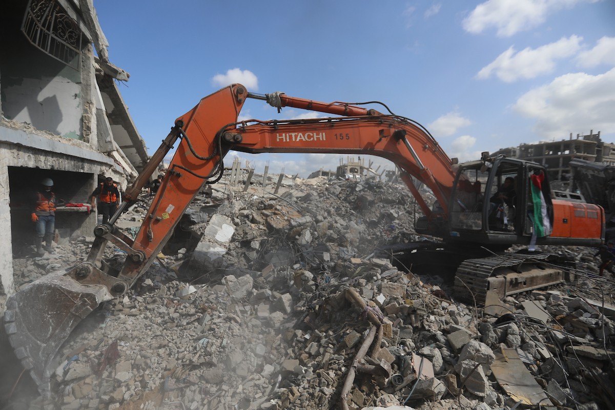 تحاول فرق الدفاع المدني الفلسطيني، بالتنسيق مع اللجنة الدولية للصليب الأحمر، انتشال جثث عائلتي عيادة وغنيم من تحت أنقاض منزل عائلة غباين، في بيت لاهيا، شمال قطاع غزة. 22 فبراير/شباط 2026. صورة: عمر أشتوي