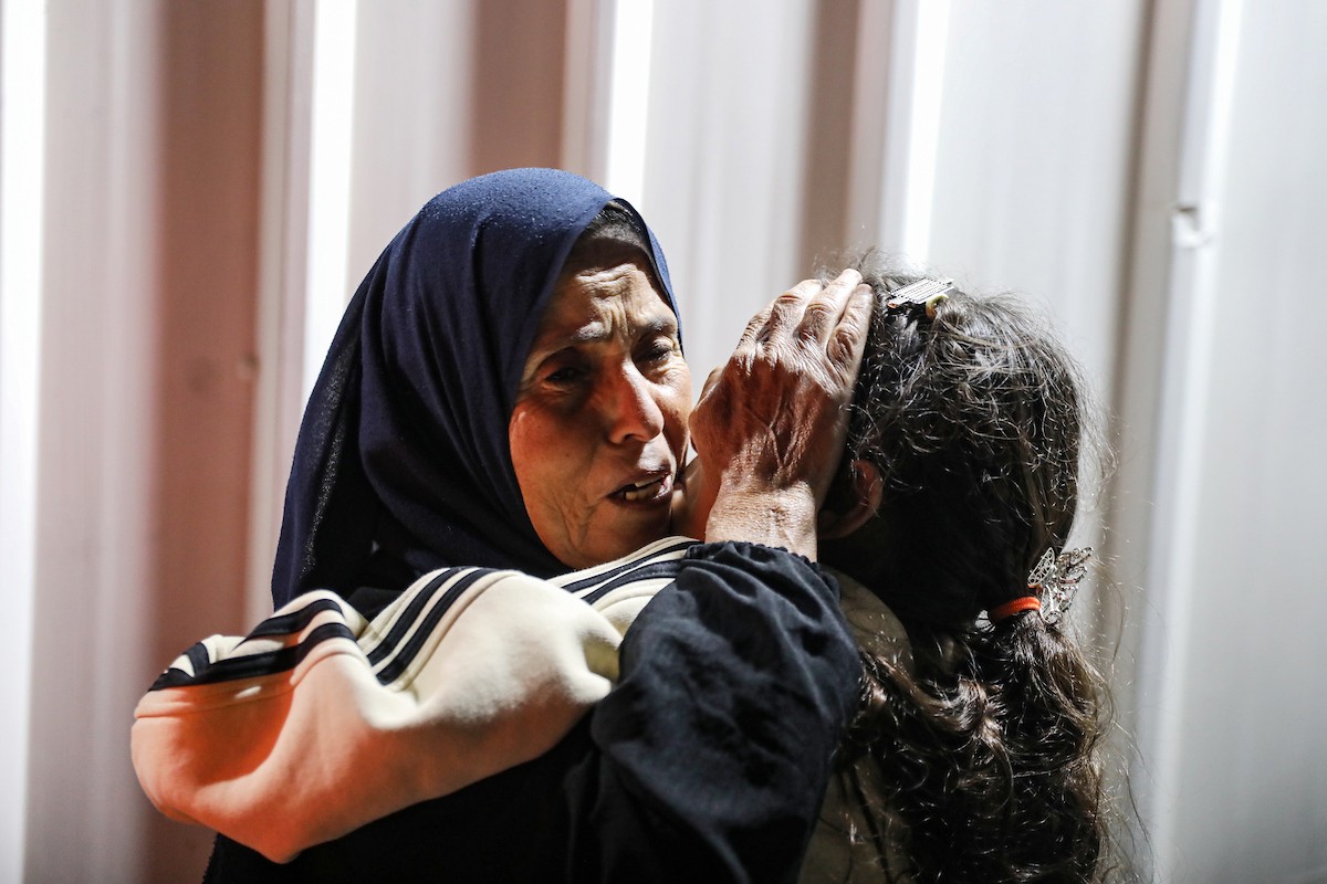 فلسطينيون قادمون من معبر رفح يصلون، في حافلة تحمل شعار الأمم المتحدة، إلى مستشفى ناصر في خان يونس جنوب قطاع غزة، في 2 فبراير/شباط 2026. صورة: عمر أشتوي