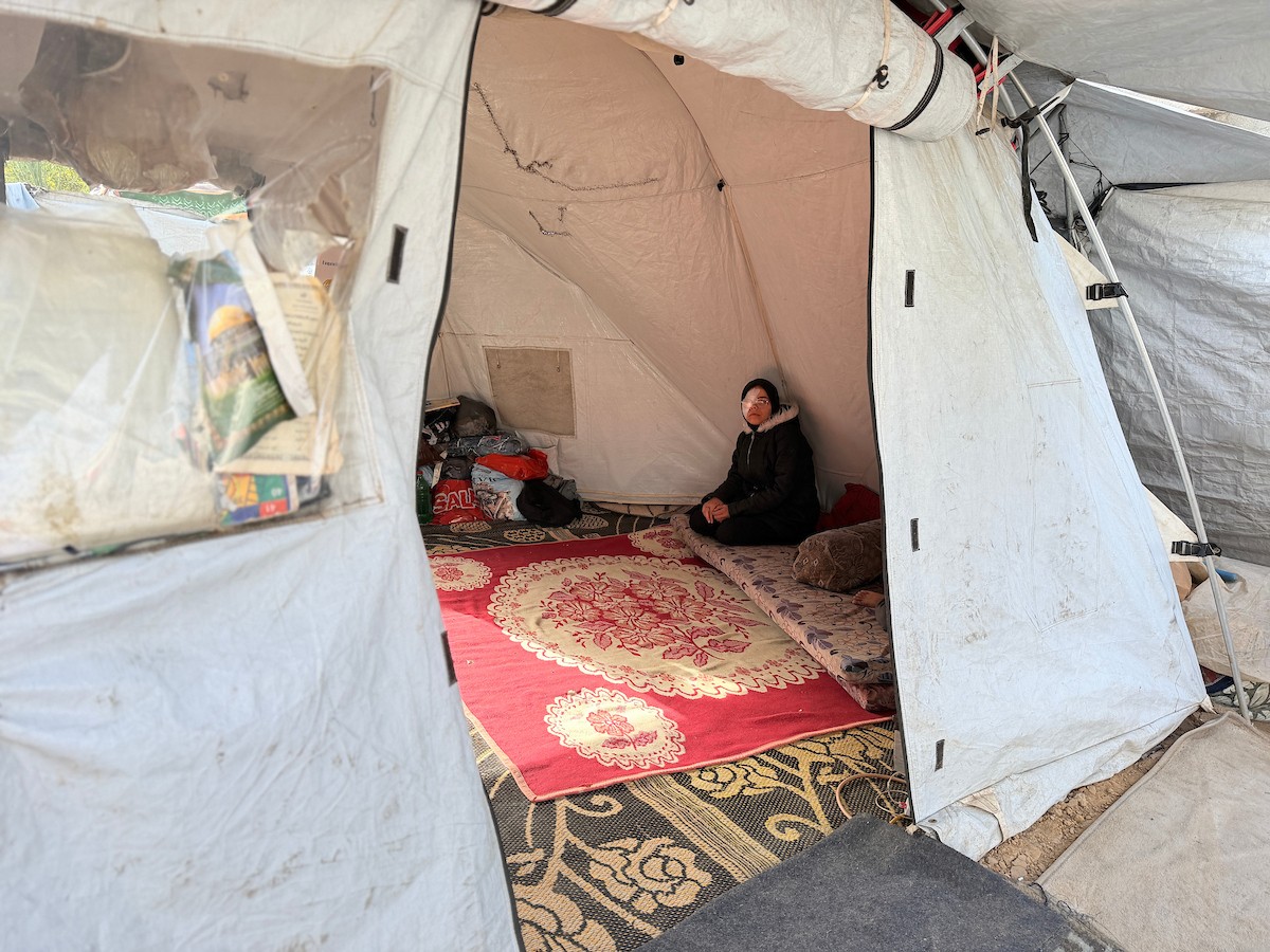 ندى رحومة، طفلة (16 عامًا) نازحة بمنطقة الزوايدة وسط القطاع، ُأصيبت في غارة إسرائيلية قرب خيمة عائلتها في مدينة غزة وفقدت إحدى عينيها، وهي مُعرّضة لخطر فقدان البصر في العين الأخرى إذا لم تتلقَّ علاجًا طبيًا عاجلًا، 10 فبراير/شباط 2026. تصوير: محمد الأسود