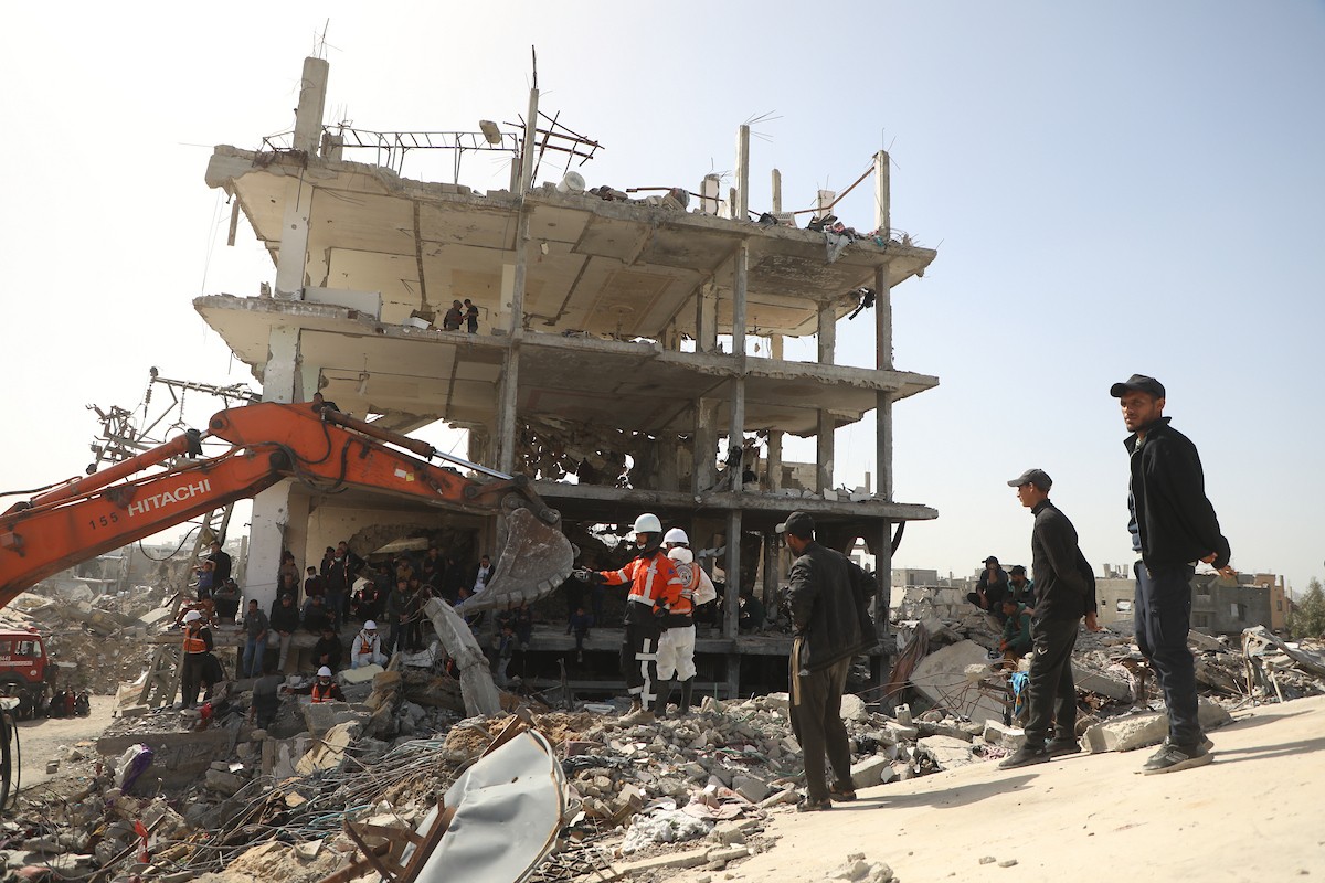 فرق الدفاع المدني التنسيق مع اللجنة الدولية للصليب الأحمر تطلق حملةً لانتشال نحو 67 جثة من عائلة أبو نصر، من تحت أنقاض منزل استهدفه الجيش الإسرائيلي خلال الحرب في بيت لاهيا، شمال قطاع غزة. 15 فبراير/شباط 2026. صورة: عمر أشتوي