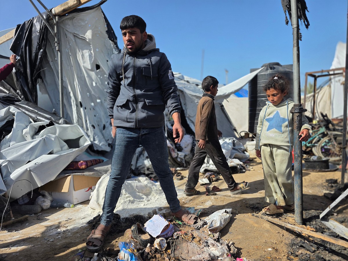 يتفقد فلسطينيون موقع غارة إسرائيلية استهدفت خيامًا في خان يونس، جنوب قطاع غزة، 31 ينايركانون الثاني 2026. صورة طارق محمد (APA Images).