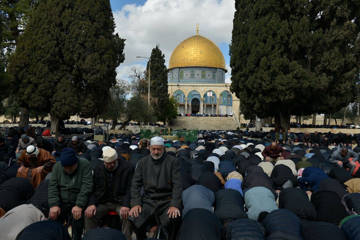 أدى الفلسطينيون صلاة الجمعة الثانية من شهر رمضان في المسجد الأقصى بالقدس. ووفقًا لدائرة الأوقاف الإسلامية، حضر الصلاة 100 ألف مصلٍّ رغم القيود الإسرائيلية المفروضة على الفلسطينيين، 27 فبراير/شباط 2026.