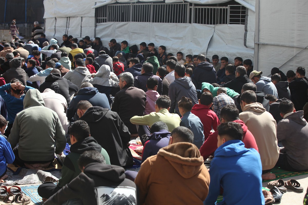 يؤدي النازحون أول صلاة جمعة في رمضان بجوار أنقاض مسجد الصفا المدمر بالكامل في مخيم البريج للاجئين وسط قطاع غزة. 20 فبراير/شباط 2026. تصوير: معز صالحي