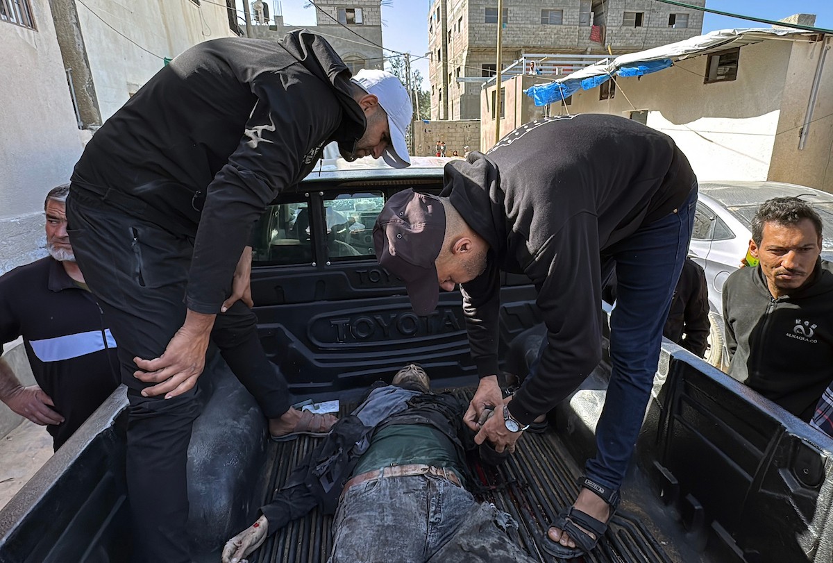 نُقلت جثامين اثنين من الفلسطينيين الثلاثة، بينهم امرأة، الذين قضوا نحبهم في هجمات شنها الجيش الإسرائيلي على قرية مصدر، إلى مستشفى شهداء الأقصى في دير البلح، وسط قطاع غزة، في 10 فبراير/شباط 2026. (صورة: أحمد إبراهيم)