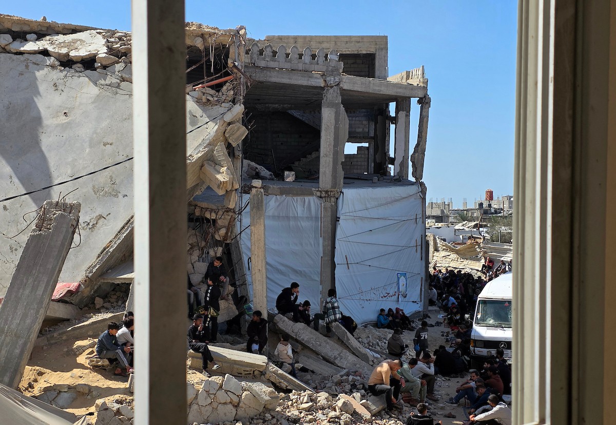 يؤدي الفلسطينيون أول صلاة جمعة من شهر رمضان المبارك وسط أنقاض مسجد الألباني في خان يونس، غزة، في 20 فبراير/شباط 2026. صورة: طارق محمد