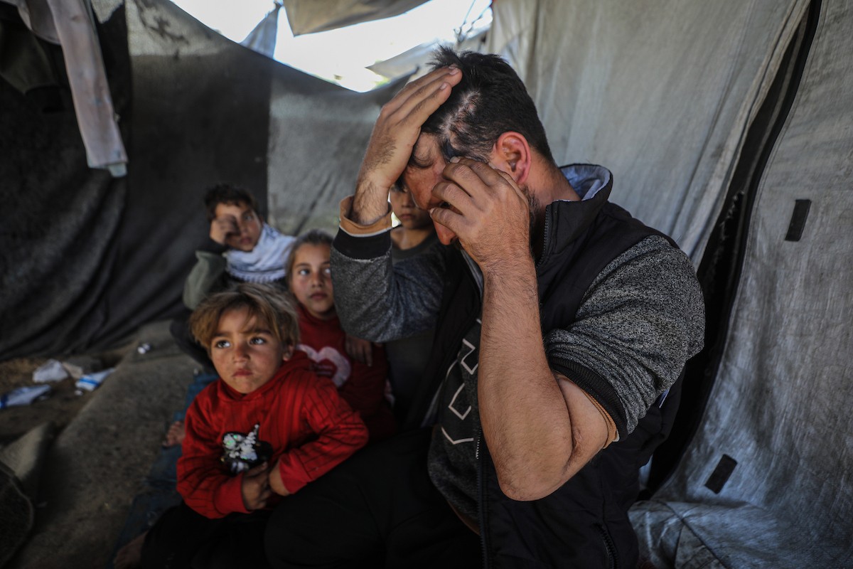 الفلسطيني لؤي أسامة صبح، 27 عامًا، أصيب بإعاقات دائمة وفقد بصره تمامًا جراء هجمات إسرائيلية، يكافح من أجل مواصلة حياته اليومية داخل خيمته في مدينة غزة في 11 فبراير/شباط 2026. صورة: عمر أشتوي