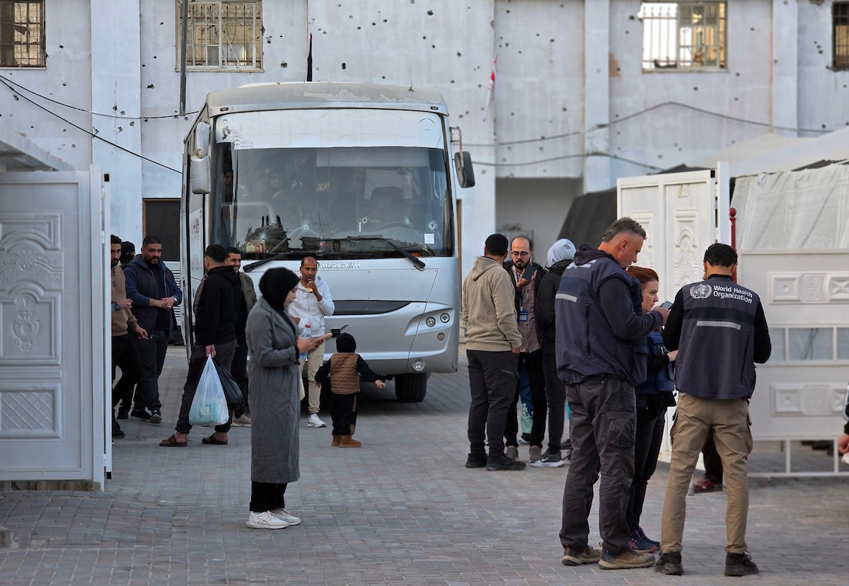 مغادرة مجموعة من المرضى والجرحى من مستشفى الصليب الأحمر، برفقة مرافقيهم، حافلات متجهة إلى معبر رفح الحدودي لإجلائهم في خان يونس، غزة، في 8 فبراير/شباط 2026. (صورة: طارق محمد)