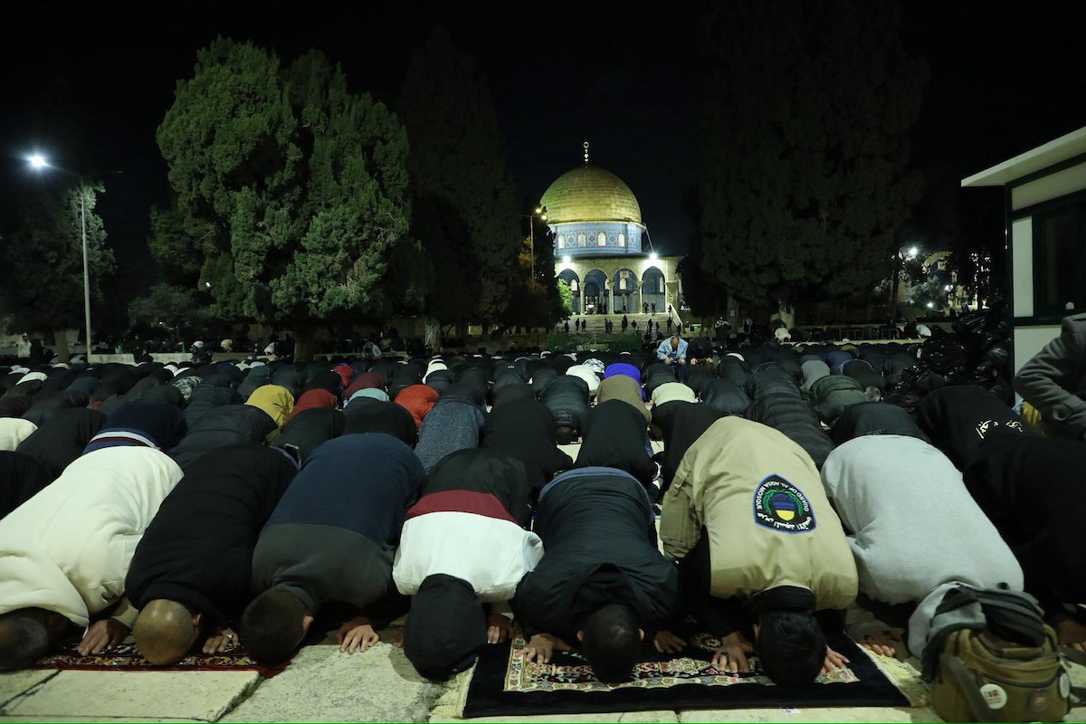 يؤدي الفلسطينيون صلاتي العشاء والتراويح في ساحات المسجد الأقصى في اليوم الثامن من رمضان، القدس، 25 فبراير 2026. صورة من دائرة الأوقاف الإسلامية في القدس