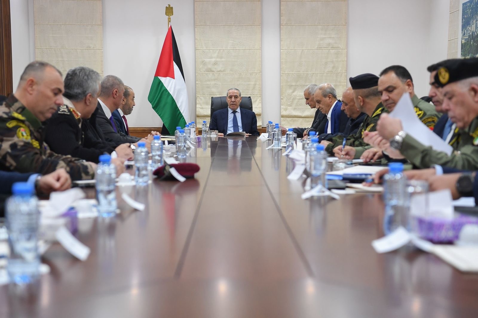 الشيخ يعقد اجتماعًا أمنيًا بحضور رئيس الوزراء وكبار المسؤولين لبحث المستجدات السياسية والأمنية 1.jpg