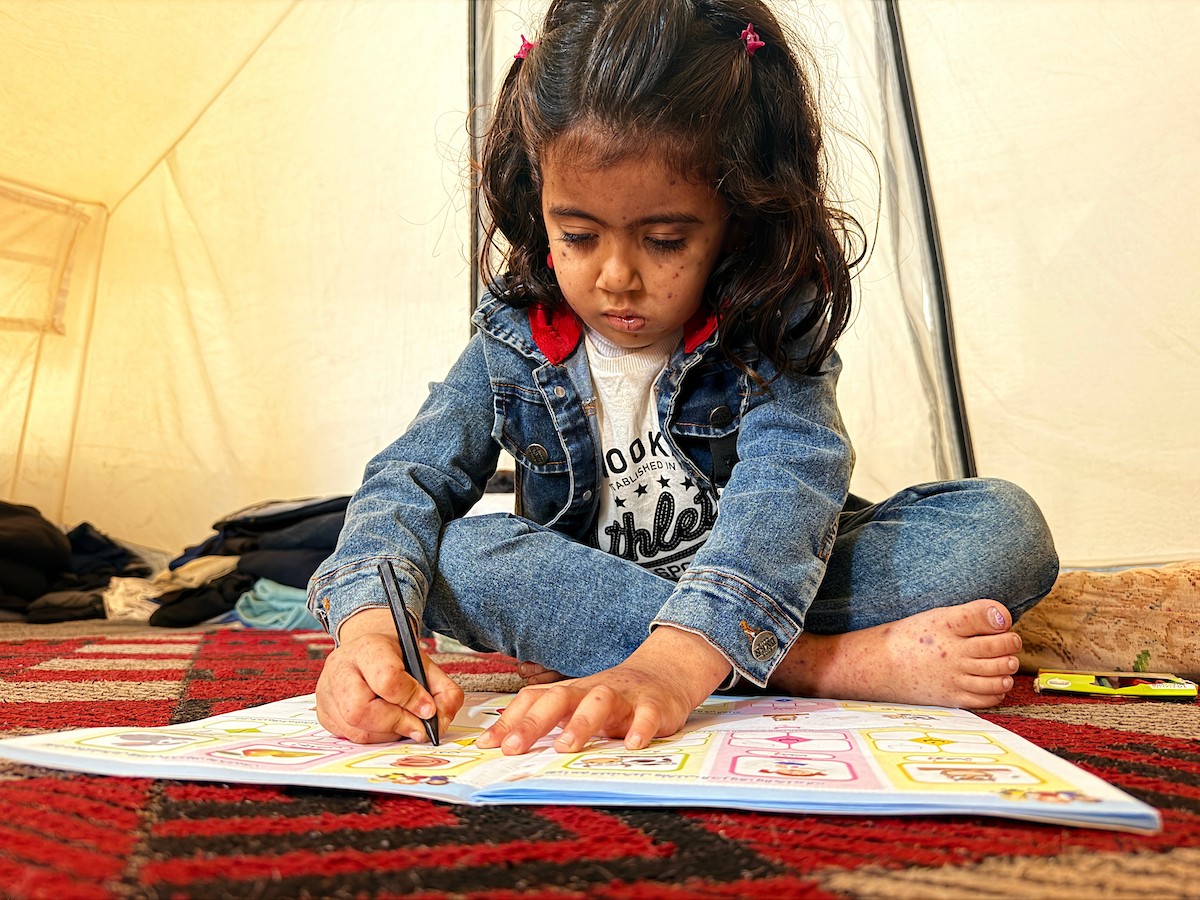 الطفلة الفلسطينية مريم دياب، 5 سنوات، تعيش مع عائلتها داخل خيمة للنازحين أسفل منزل مدمر جراء القصف في حي النصر بمدينة غزة. تعاني مريم من فشل نخاع العظم ونقص حاد في الصفائح الدموية، وهي تنتظر نقلها إلى الخارج لإجراء عملية زرع نخاع عظم قد تنقذ حياتها، 15 فبراير/شباط 2026. تصوير: محمد الأسود.