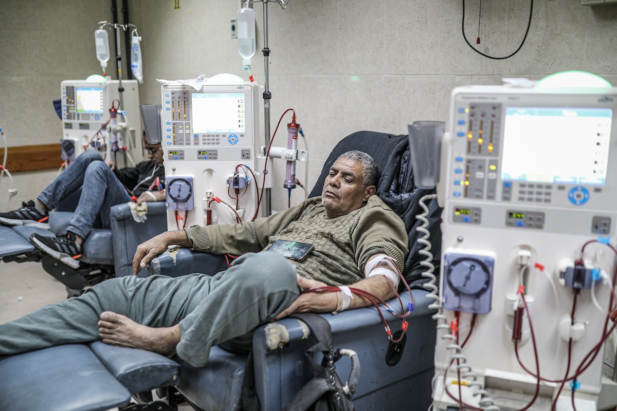 يخضع مرضى فلسطينيون مصابون بالفشل الكلوي لجلسات غسيل الكلى في مستشفى شهداء الأقصى بدير البلح، وسط وانتظار مستمر لفتح معبر رفح لتلقي العلاج خارج قطاع غزة، 1 فبراير/شباط 2026. تصوير: رمزي أبو عامر