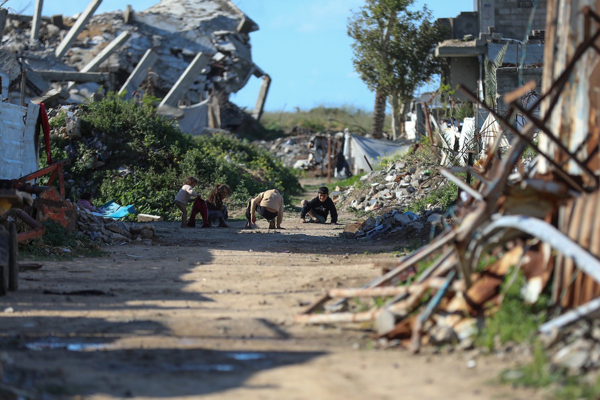 يُكافح الفلسطينيون النازحون في مخيم النصيرات للاجئين من أجل البقاء في ظل ظروف معيشية قاسية ونقص حاد في الاحتياجات الأساسية، ويواجهون تحديات يومية في الحصول على المأوى والغذاء والرعاية الصحية. النصيرات، وسط قطاع غزة، 27 فبراير/شباط 2026. صورة: رمزي أبو عامر
