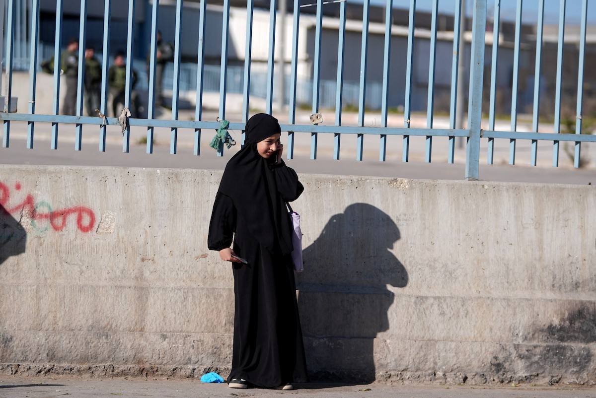 الجيش الإسرائيلي يفرض قيودًا مشددة على وصول الفلسطينيين إلى المسجد الأقصى لأداء أول صلاة جمعة من رمضان عبر حاجز قلنديا الفاصل بين الضفة الغربية والقدس، 20 فبراير/شباط 2026