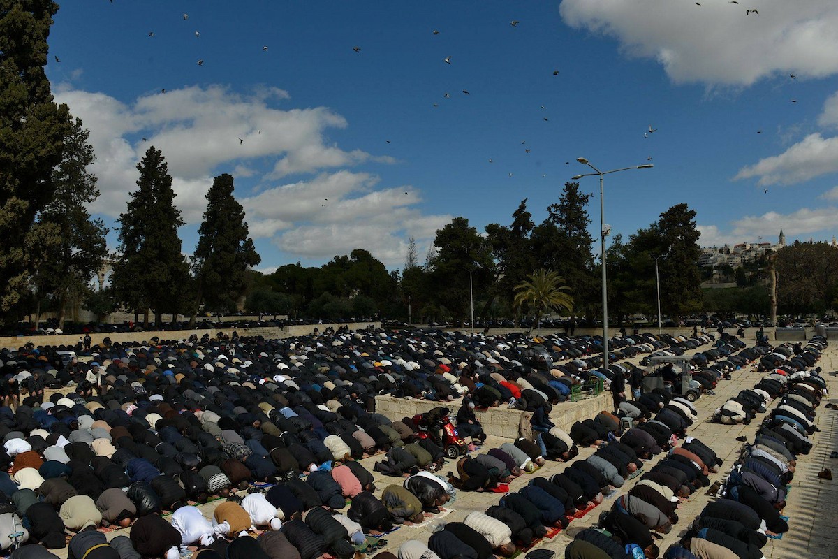 أدى الفلسطينيون صلاة الجمعة الثانية من شهر رمضان في المسجد الأقصى بالقدس. ووفقًا لدائرة الأوقاف الإسلامية، حضر الصلاة 100 ألف مصلٍّ رغم القيود الإسرائيلية المفروضة على الفلسطينيين، 27 فبراير/شباط 2026.