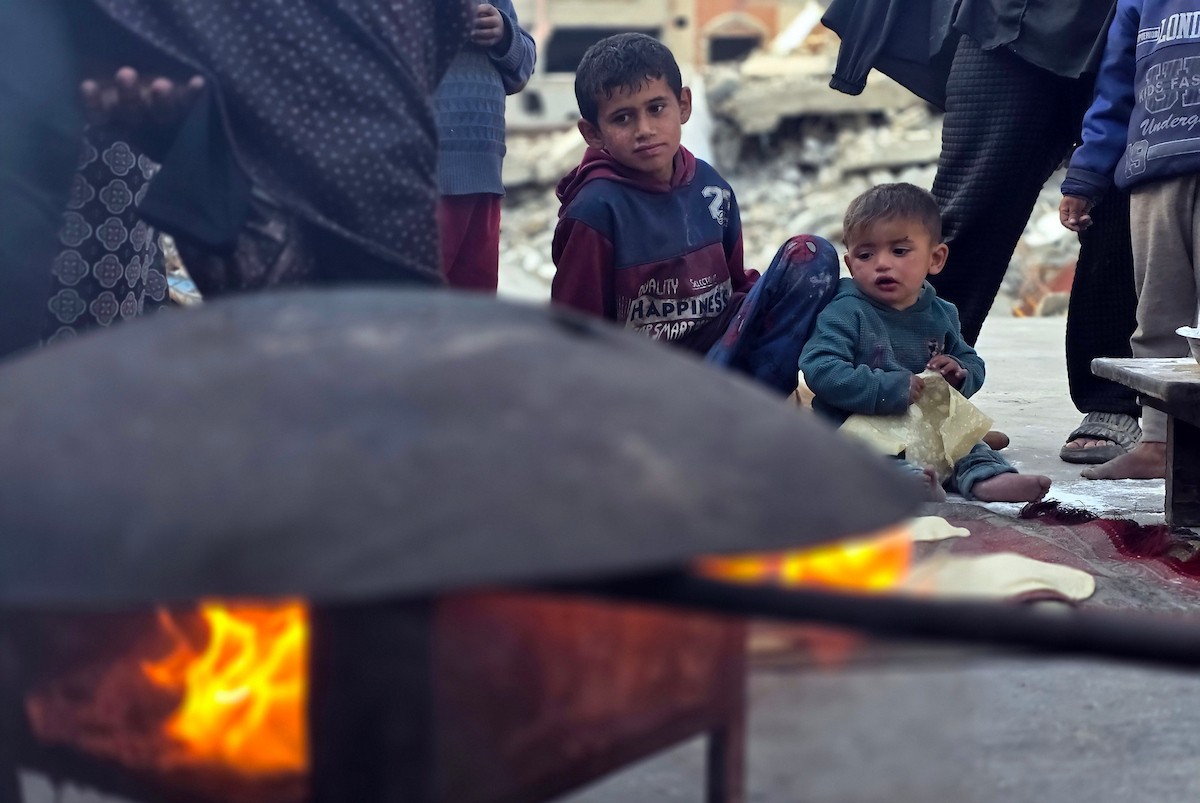 يواجه الفلسطينيون معاناة متفاقمة مع حلول شهر رمضان، وسط تداعيات الحرب المستمرة ، بينما يواصل الجيش الإسرائيلي استهداف النازحين في الخيام قرب 