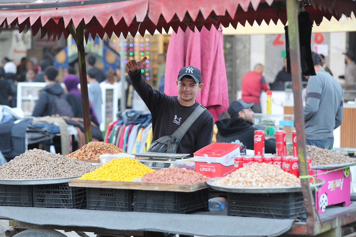 استقبل الفلسطينيون حلول شهر رمضان بفرح واحتفال في مخيم النصيرات للاجئين، بعد عامين من حرب جلبت معاناة هائلة للسكان في قطاع غزة، وسط قطاع غزة، 17 فبراير/شباط 2026. تصوير: معز صالحي
