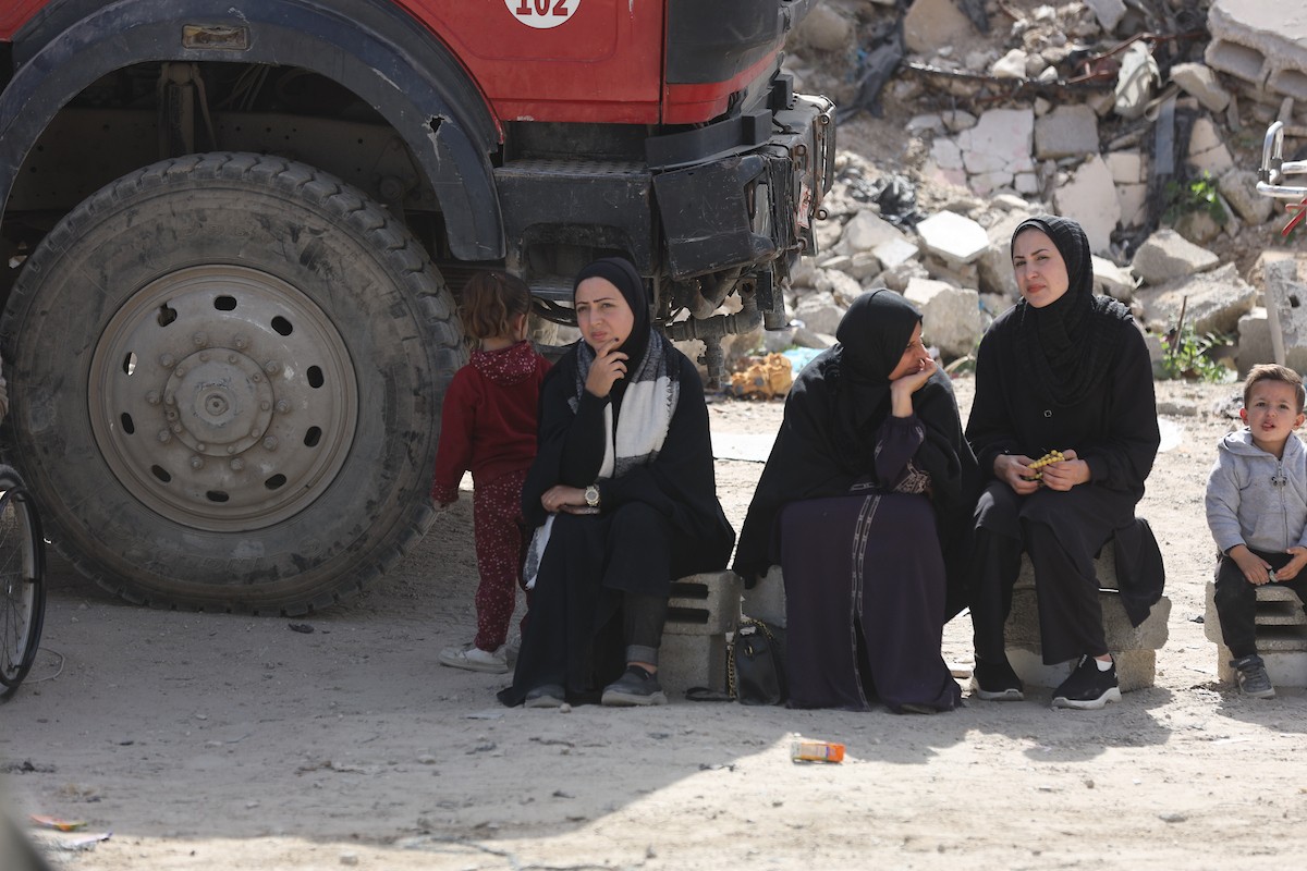 فرق الدفاع المدني التنسيق مع اللجنة الدولية للصليب الأحمر تطلق حملةً لانتشال نحو 67 جثة من عائلة أبو نصر، من تحت أنقاض منزل استهدفه الجيش الإسرائيلي خلال الحرب في بيت لاهيا، شمال قطاع غزة. 15 فبراير/شباط 2026. صورة: عمر أشتوي