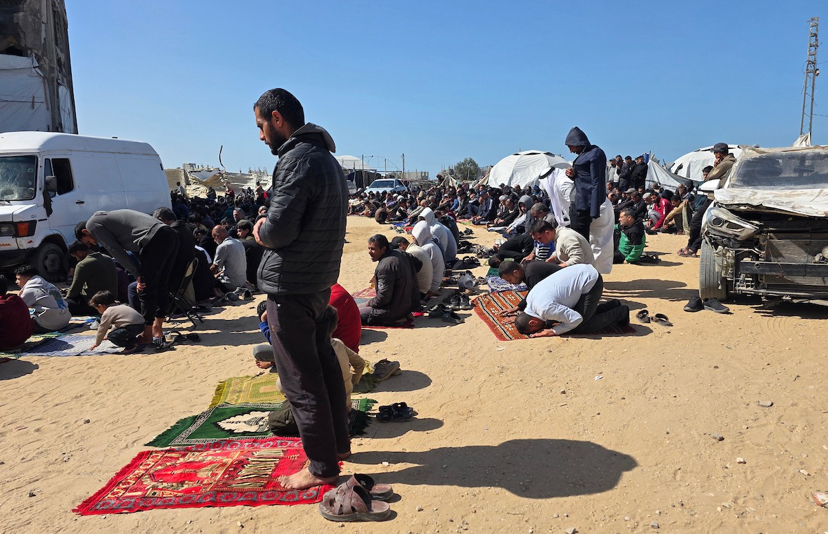 يؤدي الفلسطينيون أول صلاة جمعة من شهر رمضان المبارك وسط أنقاض مسجد الألباني في خان يونس، غزة، في 20 فبراير/شباط 2026. صورة: طارق محمد
