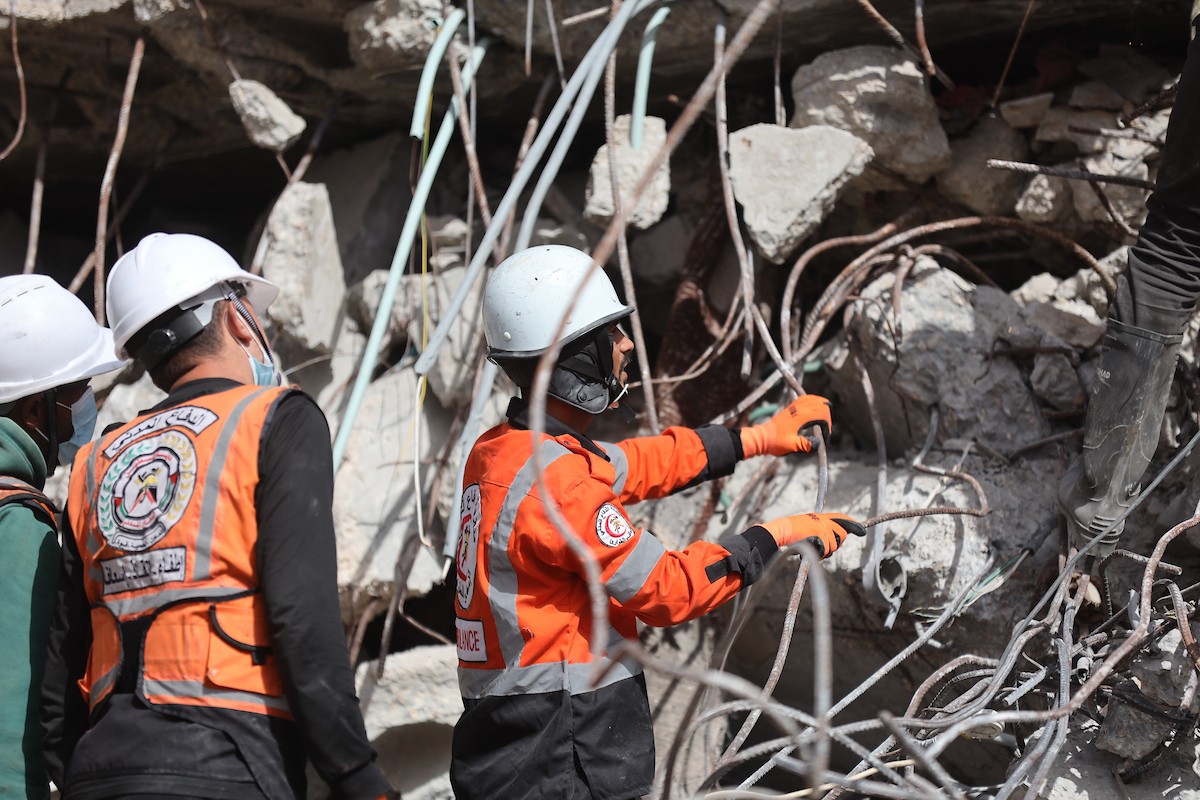 فرق الدفاع المدني التنسيق مع اللجنة الدولية للصليب الأحمر تطلق حملةً لانتشال نحو 67 جثة من عائلة أبو نصر، من تحت أنقاض منزل استهدفه الجيش الإسرائيلي خلال الحرب في بيت لاهيا، شمال قطاع غزة. 15 فبراير/شباط 2026. صورة: عمر أشتوي