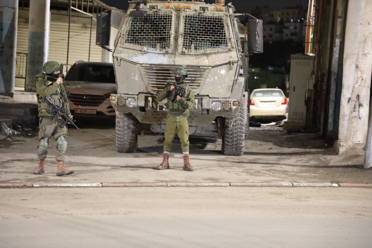 يتمركز جنود إسرائيليون لتوفير الحماية للمصلين اليهود الذين يؤدون صلاتهم قرب قبر يوسف، شرق نابلس في الضفة الغربية. ٢٤ فبراير ٢٠٢٦. صورة: محمد ناصر