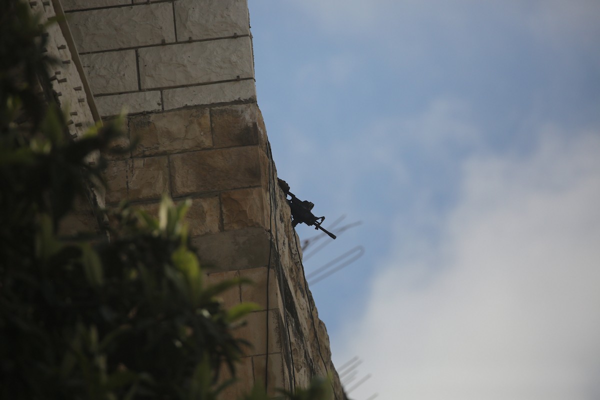 اقتحمت قوات الجيش الإسرائيلي مدينة نابلس، وداهمت العديد من المنازل وسط انتشار واسع النطاق في المنطقة وإطلاق قنابل الغاز المسيل للدموع، مما أسفر عن إصابة عدد من المواطنين بالاختناق. نابلس، الضفة الغربية، 26 فبرايرشباط 2026. صورة محمد ناصر