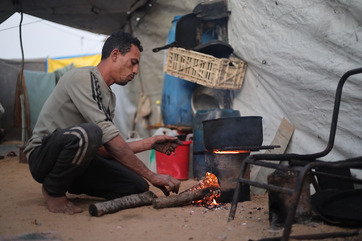 وسط خيام النازحين في المخيم المصري بمنطقة نتساريم وسط قطاع غزة، يحاول السكان الحفاظ على تفاصيل حياتهم اليومية رغم الظروف القاسية والنقص الحاد في الضروريات الأساسية كالمأوى والغذاء والماء النظيف. وسط قطاع غزة، ١٢ فبراير ٢٠٢٦. تصوير: محمد الأسود