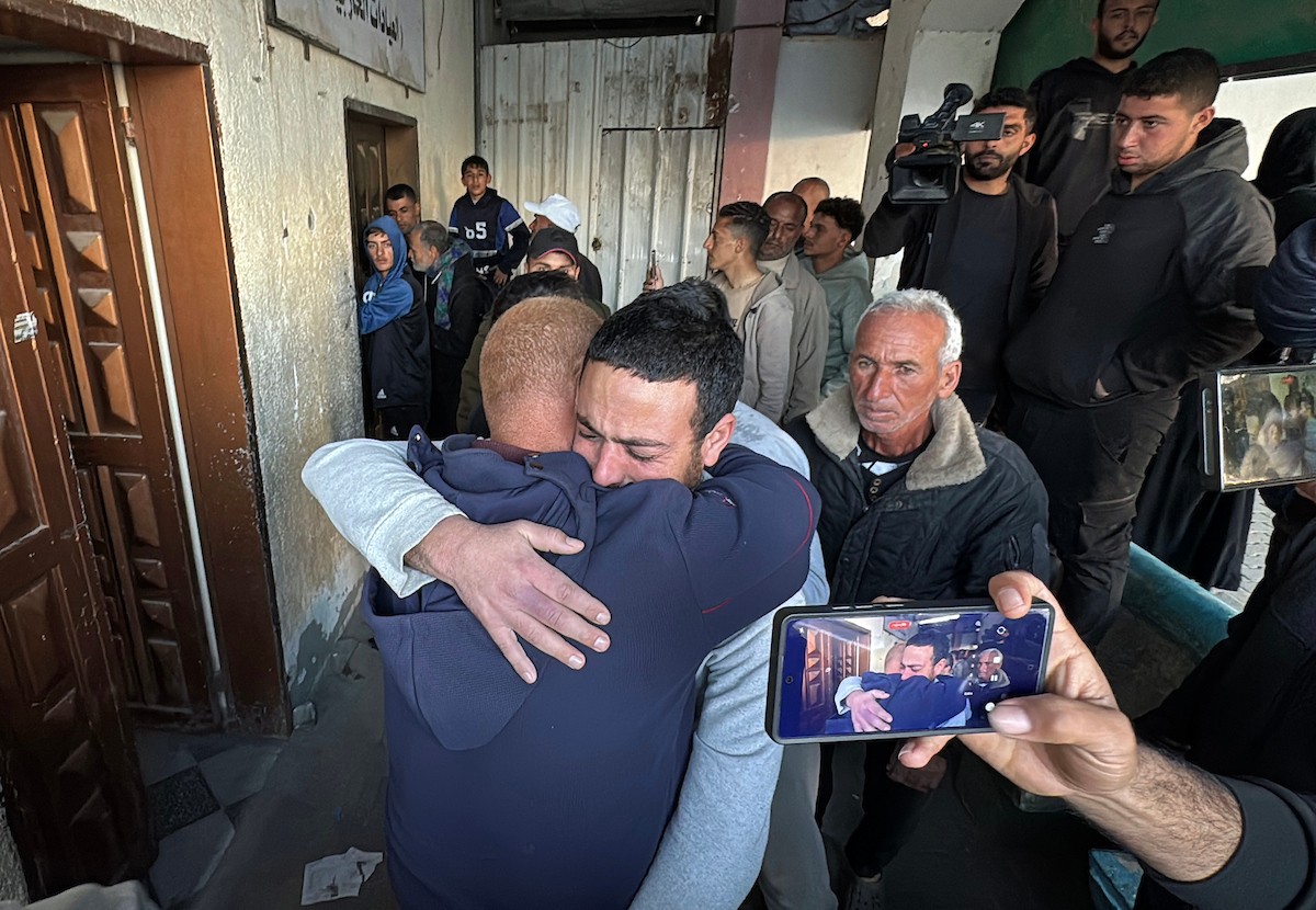 اجتمع أقارب وأحباء مجموعة من الأسرى الفلسطينيين الذين أفرجت عنهم القوات الإسرائيلية، أثناء نقلهم إلى مستشفى شهداء الأقصى لإجراء فحوصات طبية في دير البلح بوسط قطاع غزة، وذلك عبر اللجنة الدولية للصليب الأحمر، 23 فبراير/شباط 2026، (صورة: أحمد إبراهيم)