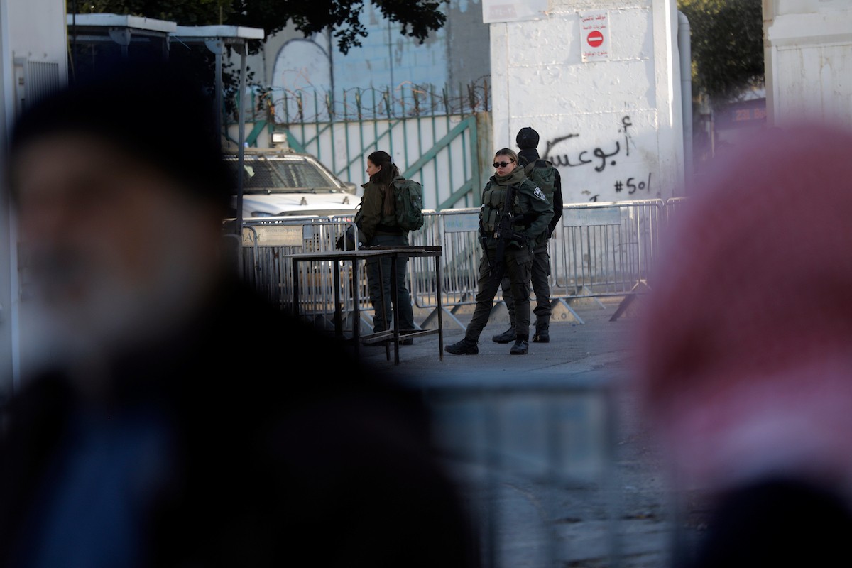 توافد المصلون بكثافة إلى نقطة تفتيش في بيت لحم، متجهين إلى المسجد الأقصى في القدس لأداء صلاتي الجمعة والتراويح، 20 فبراير/شباط 2026. صورة: مأمون وزواز