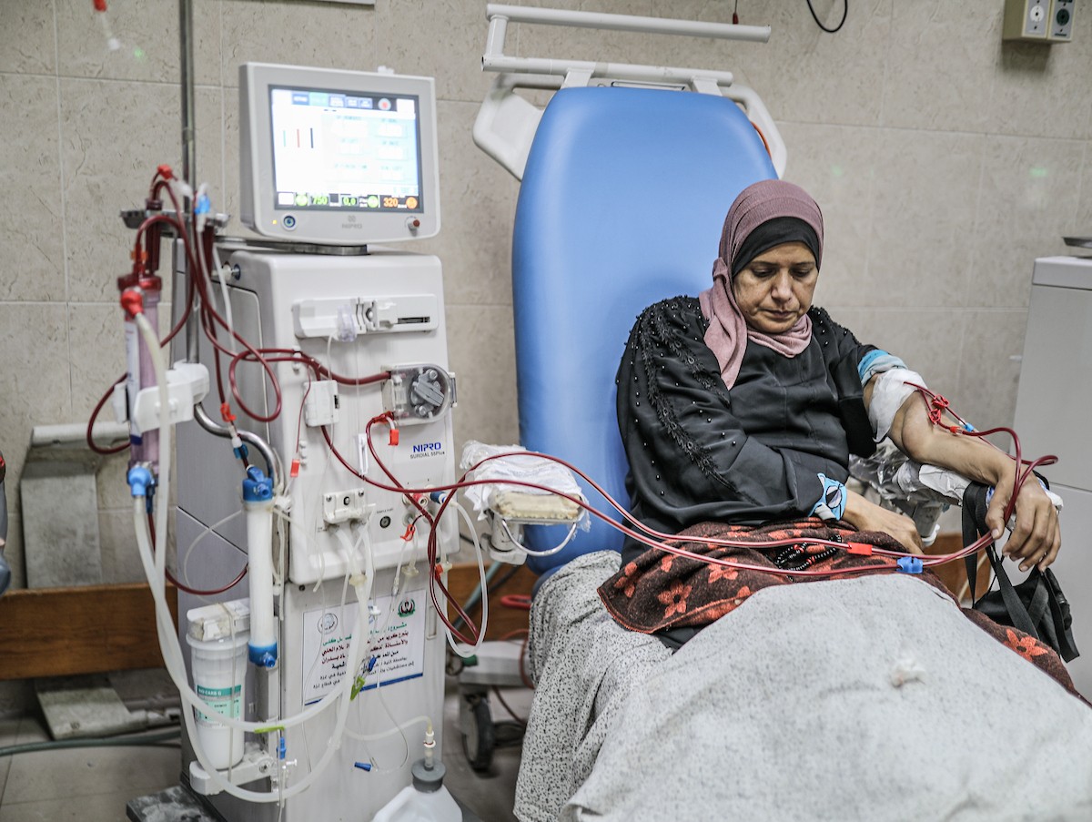 يخضع مرضى فلسطينيون مصابون بالفشل الكلوي لجلسات غسيل الكلى في مستشفى شهداء الأقصى بدير البلح، وسط وانتظار مستمر لفتح معبر رفح لتلقي العلاج خارج قطاع غزة، 1 فبراير/شباط 2026. تصوير: رمزي أبو عامر