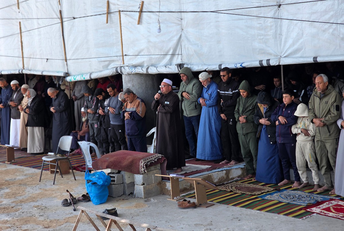 يؤدي الفلسطينيون أول صلاة جمعة من شهر رمضان المبارك وسط أنقاض مسجد الألباني في خان يونس، غزة، في 20 فبراير/شباط 2026. صورة: طارق محمد