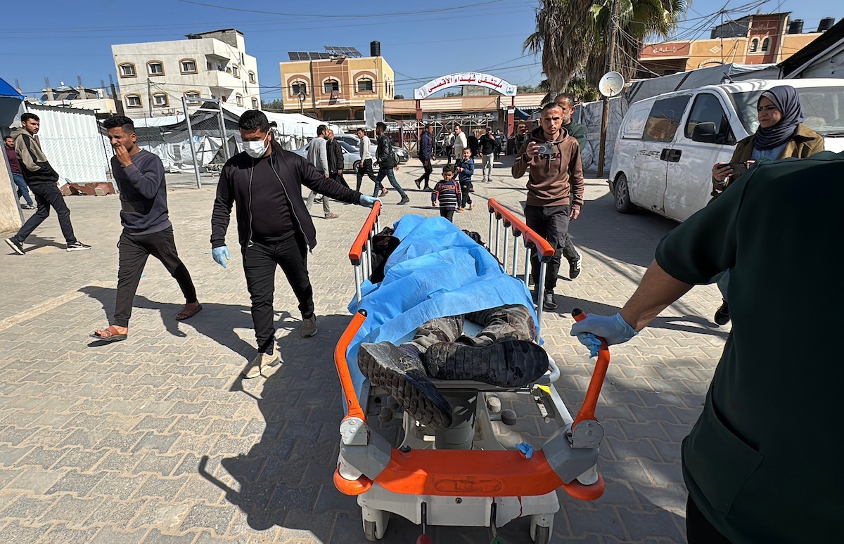 نُقلت جثامين اثنين من الفلسطينيين الثلاثة، بينهم امرأة، الذين قضوا نحبهم في هجمات شنها الجيش الإسرائيلي على قرية مصدر، إلى مستشفى شهداء الأقصى في دير البلح، وسط قطاع غزة، في 10 فبراير/شباط 2026. (صورة: أحمد إبراهيم)