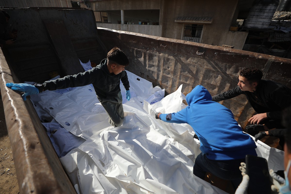 استخراج جثث عشرات الفلسطينيين الذين فقدوا أرواحهم خلال الهجمات الإسرائيلية ودُفنوا مؤقتًا في منطقة النفق بمدينة غزة، تمهيدًا لنقلها إلى المقابر الرسمية، 1 فبراير/شباط 2026. (صورة: عمر أشتوي)